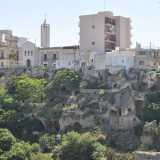 Dal cortile della roccaforte si possono ammirare le tante cavit� rupestri che si aprono in modo spettacolare sulla gravina